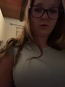 Snapshot of SweetTeenGirl chatting on November 8, 8:18 pm SweetTeenGirl online show from November 8, 8:18 pm