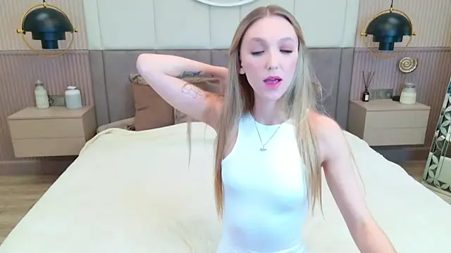 Snapshot of KellyBradford chatting on October 3, 5:48 am KellyBradford online show from October 3, 5:48 am