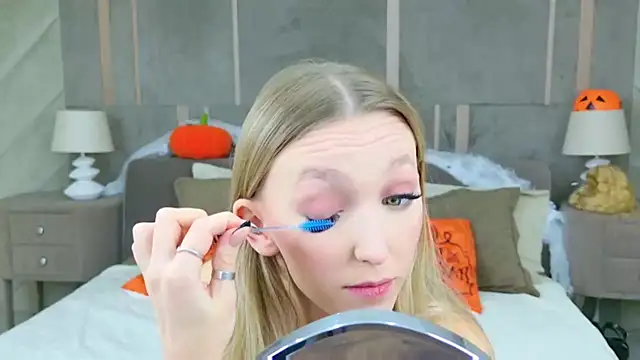 Snapshot of KellyBradford chatting on November 4, 6:01 am KellyBradford online show from November 4, 6:01 am