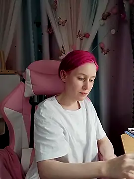 Snapshot of Fuzzy_Unicorn chatting on October 16, 6:53 pm Fuzzy Unicorn online show from October 16, 6:53 pm