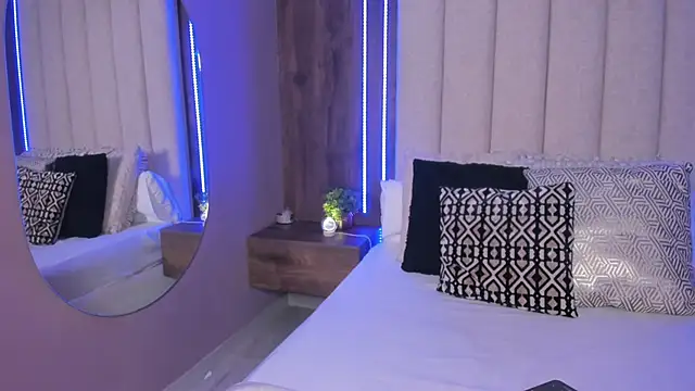 LucySalvatore  online show from January 16, 8:46 pm