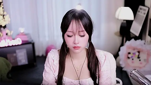 Snapshot of coward_by chatting on March 8, 5:55 am coward by online show from March 8, 5:55 am