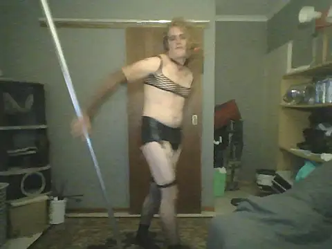 untamedredsnake online show from April 6, 8:43 pm