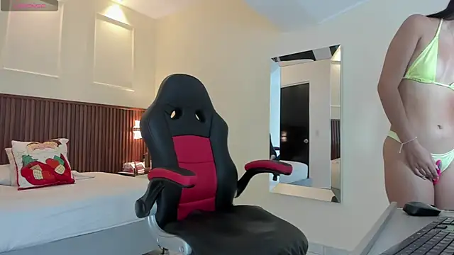 AURORAMARTIN2 online show from December 3, 12:47 pm