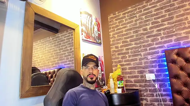 VinzenzRizzo online show from October 28, 3:32 am