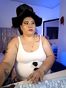 Snapshot of AndreaKinky chatting on December 14, 8:20 am AndreaKinky online show from December 14, 8:20 am