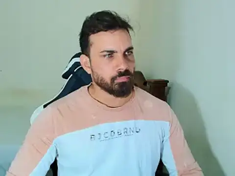 Snapshot of max_love255 chatting on October 16, 11:06 pm max love255 online show from October 16, 11:06 pm