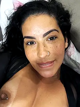 Snapshot of Danivinix chatting on February 10, 1:43 am Danivinix online show from February 10, 1:43 am