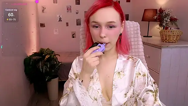 Snapshot of NaomiYoru chatting on April 4, 8:28 pm NaomiYoru online show from April 4, 8:28 pm