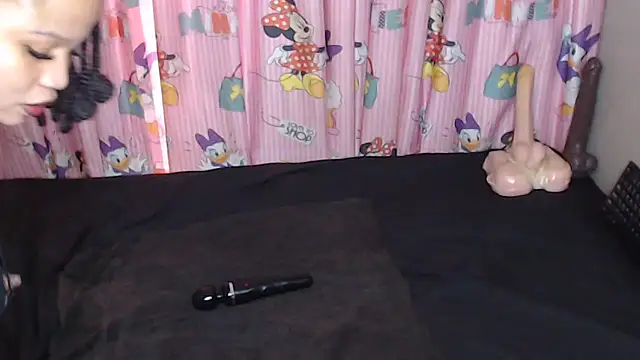 TrishahXo online show from June 12, 8:13 am
