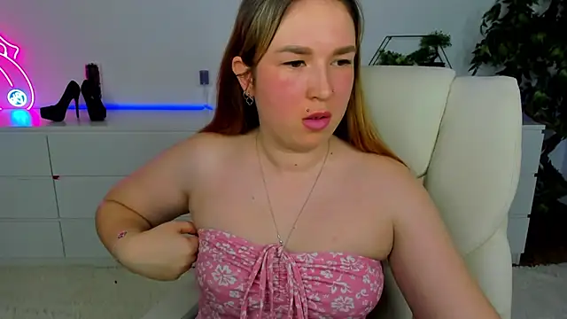 Snapshot of Sofii_darling chatting on March 4, 5:41 pm Sofii darling online show from March 4, 5:41 pm