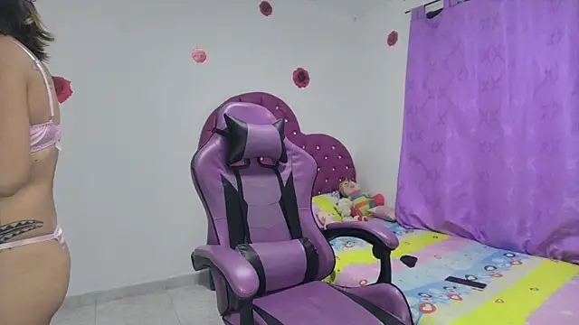 Snapshot of soffy_rosses chatting on December 17, 3:34 am soffy rosses online show from December 17, 3:34 am