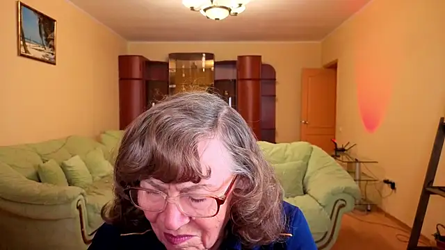 Snapshot of Betty_Brick chatting on December 21, 12:56 pm Betty Brick online show from December 21, 12:56 pm