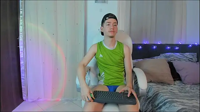 ThiagooJames online show from December 23, 1:58 am