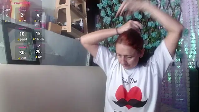 Snapshot of darling_hott chatting on March 21, 10:53 am darling hott online show from March 21, 10:53 am