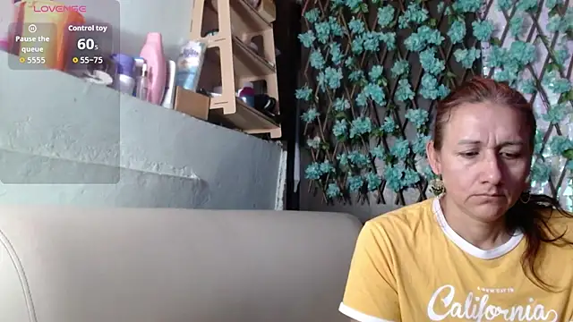 Snapshot of darling_hott chatting on April 5, 11:29 am darling hott online show from April 5, 11:29 am