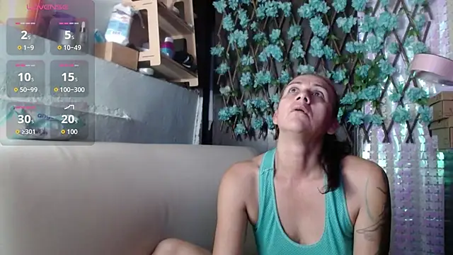 Snapshot of darling_hott chatting on April 7, 8:48 am darling hott online show from April 7, 8:48 am
