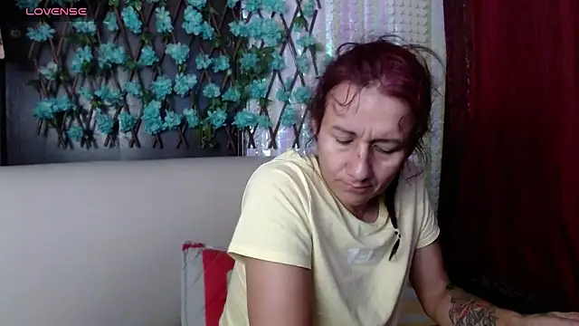 Snapshot of darling_hott chatting on May 28, 10:01 am darling hott online show from May 28, 10:01 am
