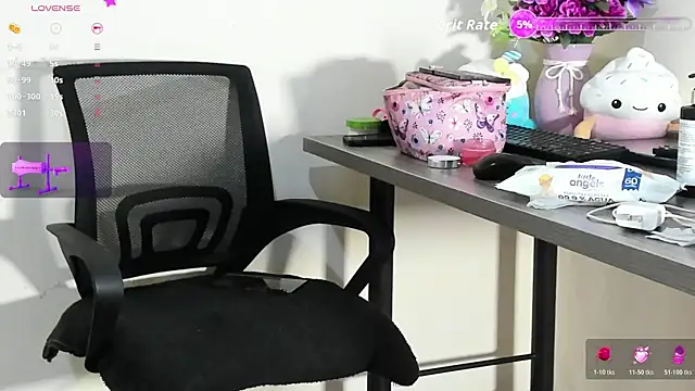 Snapshot of LussieWillow chatting on February 20, 11:43 am LussieWillow online show from February 20, 11:43 am