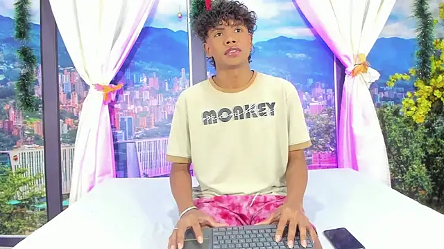 Snapshot of MilthonDelis chatting on December 5, 2:20 am MilthonDelis online show from December 5, 2:20 am