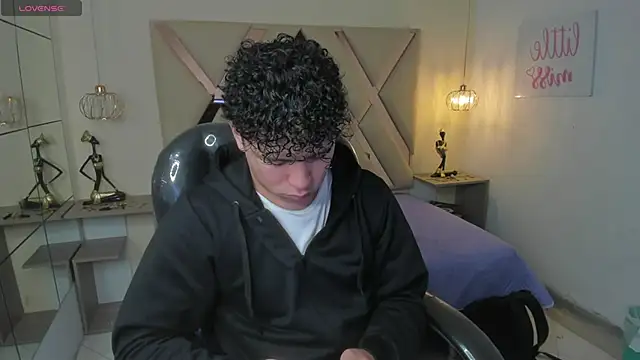 BenjaminBottonn online show from October 28, 8:11 pm