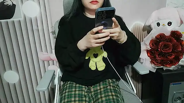 Snapshot of Emachiii chatting on November 20, 1:06 am Emachiii online show from November 20, 1:06 am