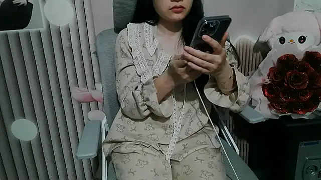 Snapshot of Emachiii chatting on November 23, 1:44 pm Emachiii online show from November 23, 1:44 pm