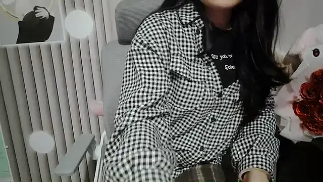 Snapshot of Emachiii chatting on December 3, 6:21 am Emachiii online show from December 3, 6:21 am