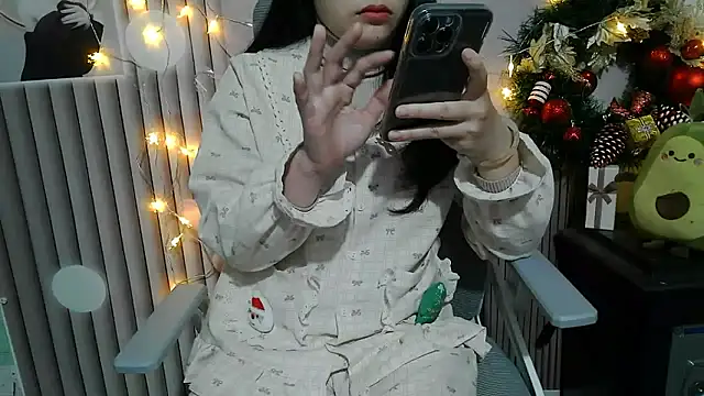 Snapshot of Emachiii chatting on December 14, 1:11 am Emachiii online show from December 14, 1:11 am