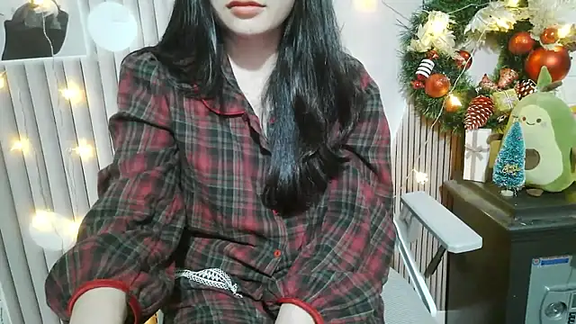 Snapshot of Emachiii chatting on December 15, 12:53 pm Emachiii online show from December 15, 12:53 pm