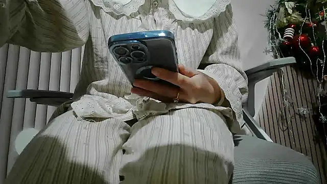 Snapshot of Emachiii chatting on February 21, 12:11 am Emachiii online show from February 21, 12:11 am