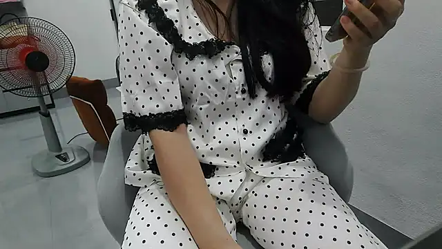 Snapshot of Emachiii chatting on May 10, 12:32 pm Emachiii online show from May 10, 12:32 pm