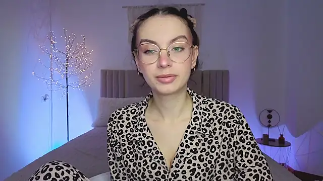 Snapshot of Real_cutie1 chatting on March 16, 1:59 pm Real cutie1 online show from March 16, 1:59 pm