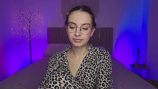Snapshot of Real_cutie1 chatting on March 18, 2:09 pm Real cutie1 online show from March 18, 2:09 pm