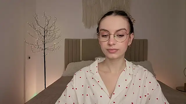 Snapshot of Real_cutie1 chatting on March 26, 2:11 pm Real cutie1 online show from March 26, 2:11 pm