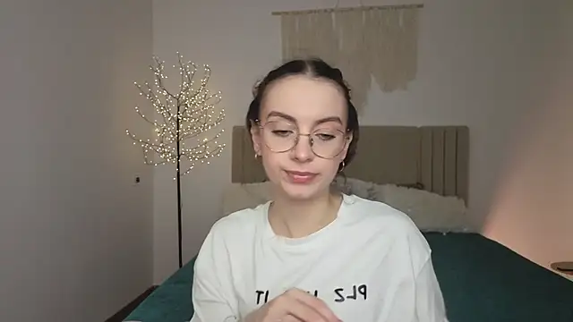 Snapshot of Real_cutie1 chatting on April 2, 12:36 pm Real cutie1 online show from April 2, 12:36 pm