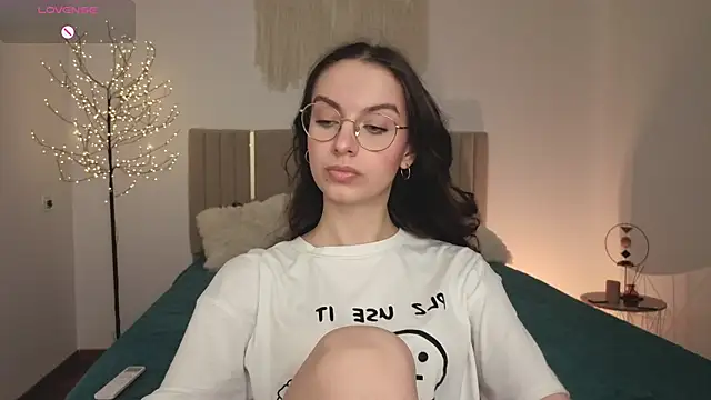 Snapshot of Real_cutie1 chatting on April 4, 2:03 pm Real cutie1 online show from April 4, 2:03 pm