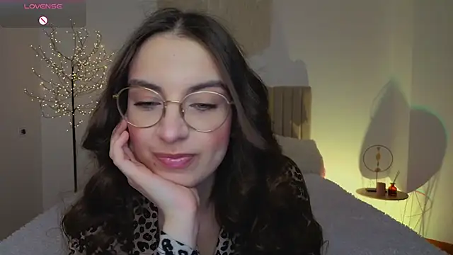 Snapshot of Real_cutie1 chatting on April 11, 12:53 pm Real cutie1 online show from April 11, 12:53 pm
