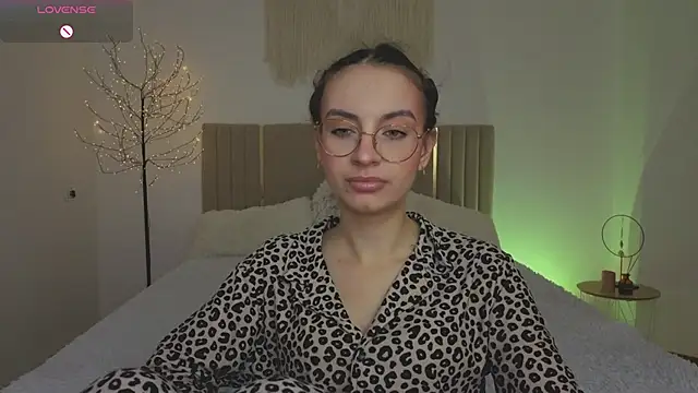 Snapshot of Real_cutie1 chatting on April 14, 12:44 pm Real cutie1 online show from April 14, 12:44 pm