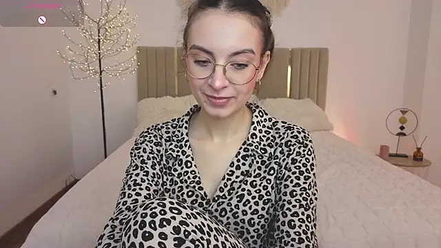 Snapshot of Real_cutie1 chatting on April 24, 1:02 pm Real cutie1 online show from April 24, 1:02 pm