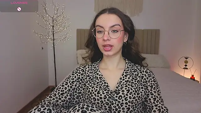 Snapshot of Real_cutie1 chatting on May 2, 1:05 pm Real cutie1 online show from May 2, 1:05 pm