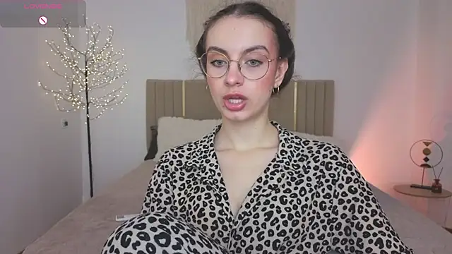 Snapshot of Real_cutie1 chatting on May 9, 12:54 pm Real cutie1 online show from May 9, 12:54 pm