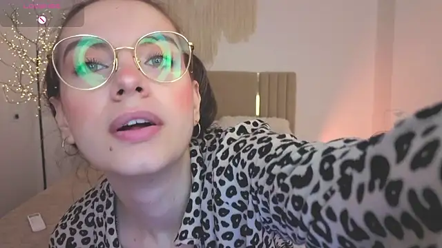 Snapshot of Real_cutie1 chatting on May 12, 12:46 pm Real cutie1 online show from May 12, 12:46 pm