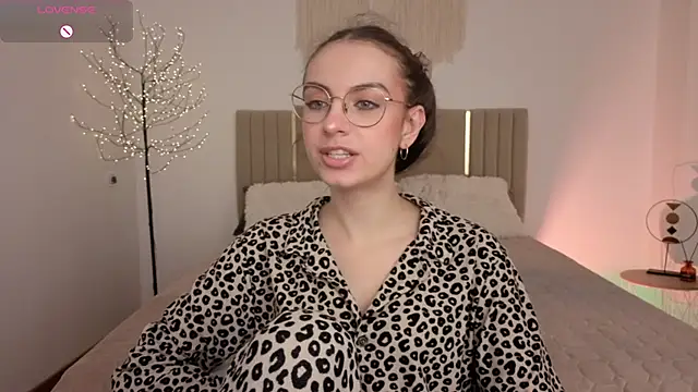 Snapshot of Real_cutie1 chatting on May 16, 1:10 pm Real cutie1 online show from May 16, 1:10 pm