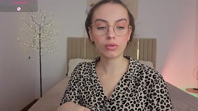 Snapshot of Real_cutie1 chatting on May 18, 1:06 pm Real cutie1 online show from May 18, 1:06 pm