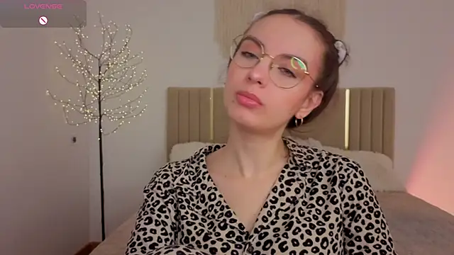 Snapshot of Real_cutie1 chatting on May 19, 12:44 pm Real cutie1 online show from May 19, 12:44 pm