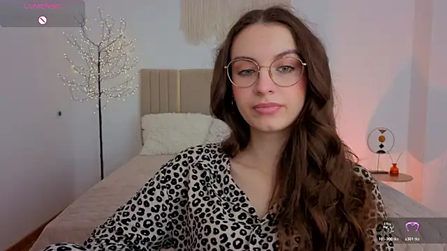 Snapshot of Real_cutie1 chatting on May 21, 1:40 pm Real cutie1 online show from May 21, 1:40 pm