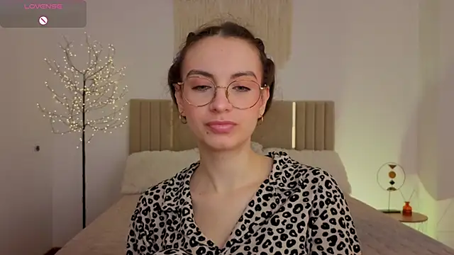 Snapshot of Real_cutie1 chatting on May 26, 12:45 pm Real cutie1 online show from May 26, 12:45 pm