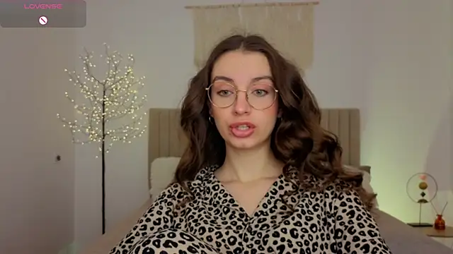 Snapshot of Real_cutie1 chatting on May 28, 12:46 pm Real cutie1 online show from May 28, 12:46 pm