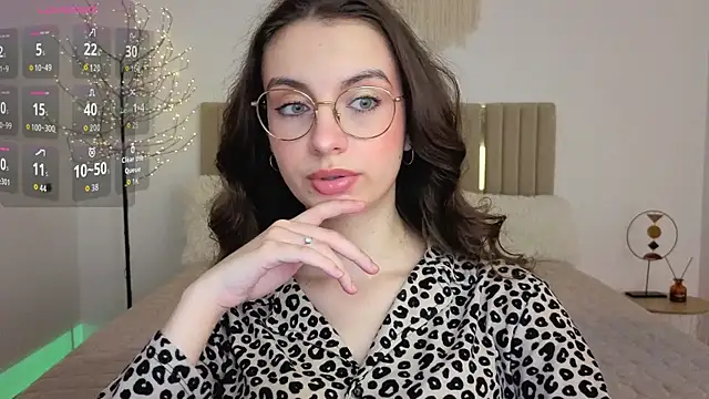 Snapshot of Real_cutie1 chatting on June 5, 12:44 pm Real cutie1 online show from June 5, 12:44 pm
